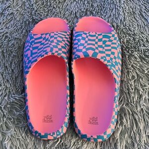 STUNNING WILD FABLE NEW PINK/AQUA CHECK SLIDES SIZE 8